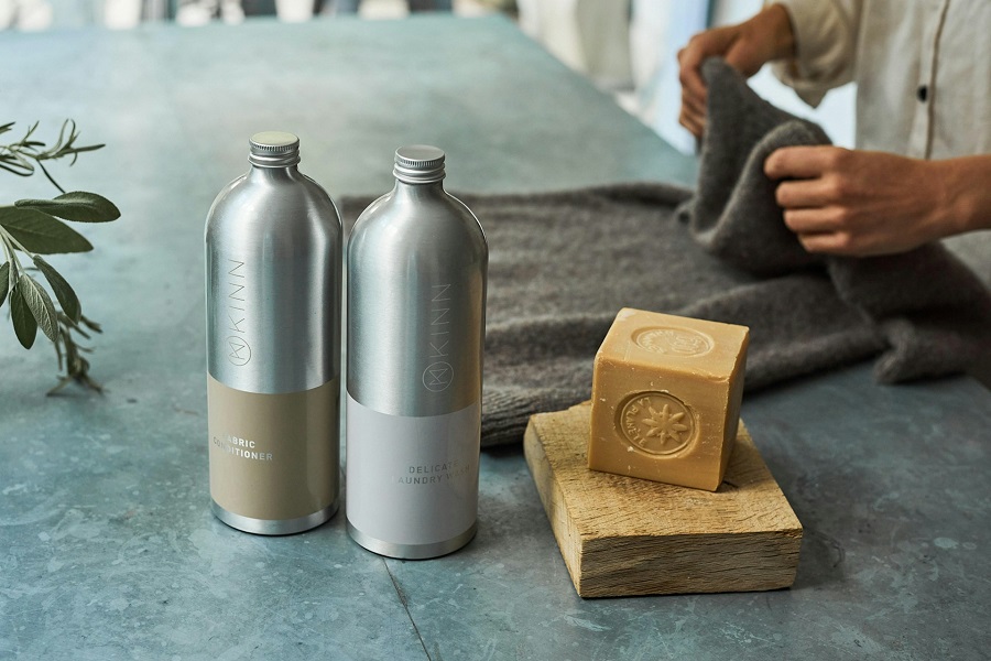 Sustainable shampoo and conditioner in refillable and aluminium formats in daylight